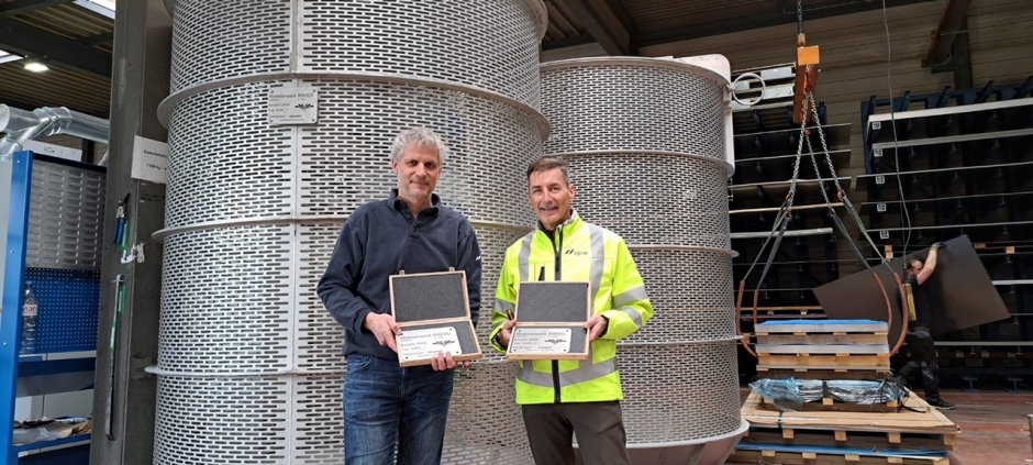 Peter Akermann, Ressortleiter Produktion Wasser, und Rolf Bügler, Anlagewart Seewasserwerk Frasnacht, vor den beiden neuen Fassungskörben.